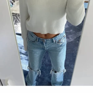 ZARA STRAIGHT JEANS - Hej! Säljer dessa populära raka jeansen från Zara! Båda bilderna är mina egna bilder. Dem är i modellen ”midrise full length” och har en superhärlig blå färg. Dem är i storlek 38 men skulle säga att det mer är som en 36. Jag säljer då dem är för långa för mig, och har precis köpt ett par liknande som passar mig bättre i längden (är 160). Har bara använts några fåtal gånger.💙💙💙