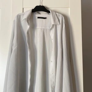 vit kofta - en vit kofta i storlek 40, aldrig använd 