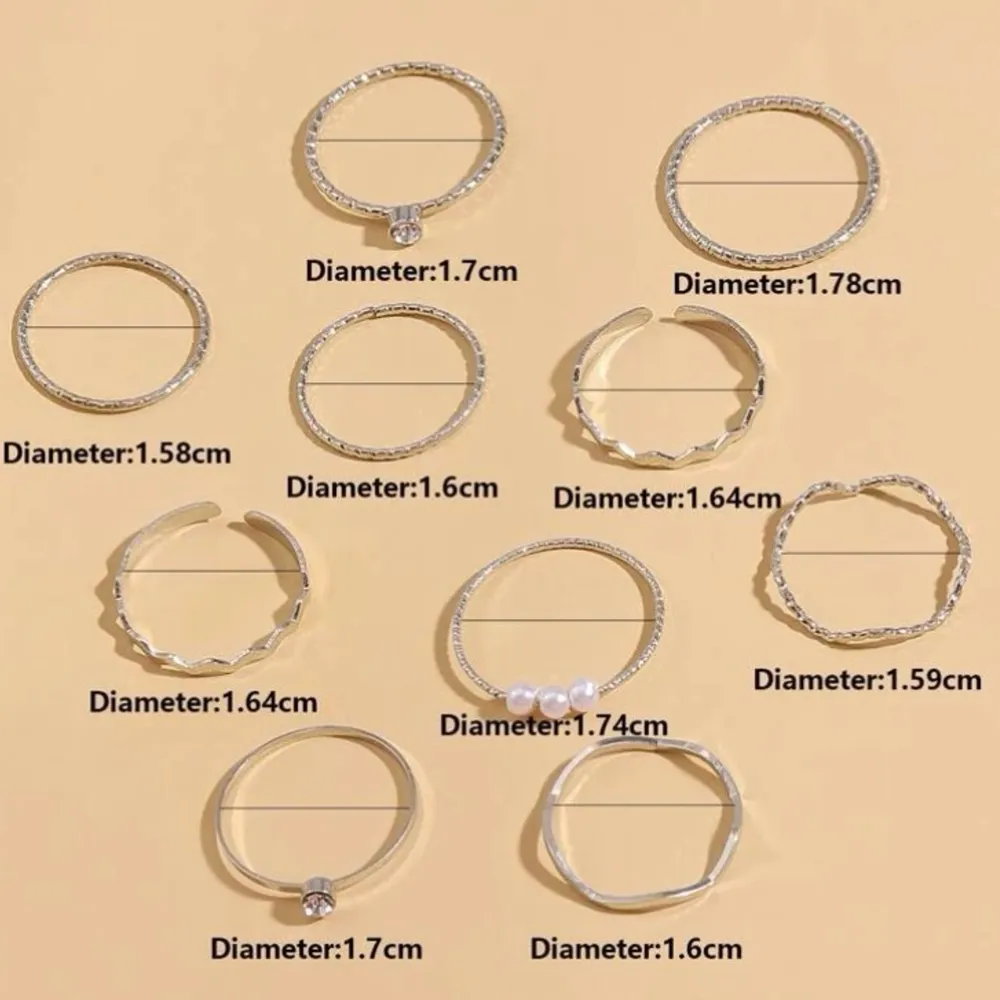 10 st silver ringar som nästan aldrig har använts och är väldigt nya . Accessoarer.