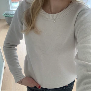 Beige stickad tröja - Så fin stickad tröja, perfekta å ha till jeans eller kjol. Och perfekt inför sommaren. Använd ett antal gånger men tvättar såklart innan, inga defekter och är i nyskick. Hör av er vid intresse. Frakten blir 66kr❤️❤️❤️
