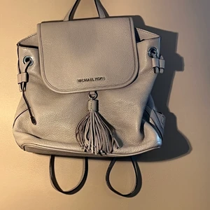 Michael kors rygga - Äkta Michael kors (köpt för några sedan så har tyvärr inte kvittot kvar därav lägre pris) knappt använd då jag inte använder ryggsäck men verkligen så snygg.
