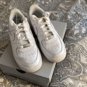 Air force 1 - Helt nya Air force 1 från NIKE, köpta förra veckan och aldrig använda bara testade🥰 säljer då dom inte passa och kan inte skicka tillbaka😋 lådan finns kvar och kommer att fraktas i den!!🙌🏼💗💞 dom är storlek 38,5 men är små i storleken skulle jag säga😋 Ny pris: 1299kr