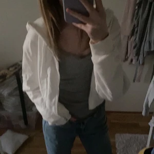 Vit dragkedje tröja - Jättefin dragkedjetröja från bikbok! Inga fläckar eller fel på dragkedjan. Säljer pga rensning i garderoben 🤍🤍 Luvan är en aning för stor men det är inget som har stört mig. Använd 5-10 gånger, endast leverans (köpare står för frakt) skriv privat om du är intresserad 💕
