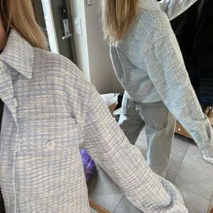 Mini jacka - Säljer min supersöt ljusblåa och vita ”jacka” det är ett tunnare material så perfekt till vår/sommar! Köpt i somras från stradivarius men säljs inte numera. Storleken är M på jackan 💓💓