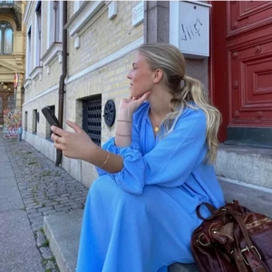 Långklänning  - Lägger ut denna sjukt fina klänningen igen, perfekt inför vår & sommar🙏🏼 har använt den en gång så den är som ny