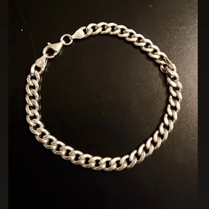 Sterling armband  - Säljer ett äkta sterling silver armband stämpel 925 vikt 20,5 gram 