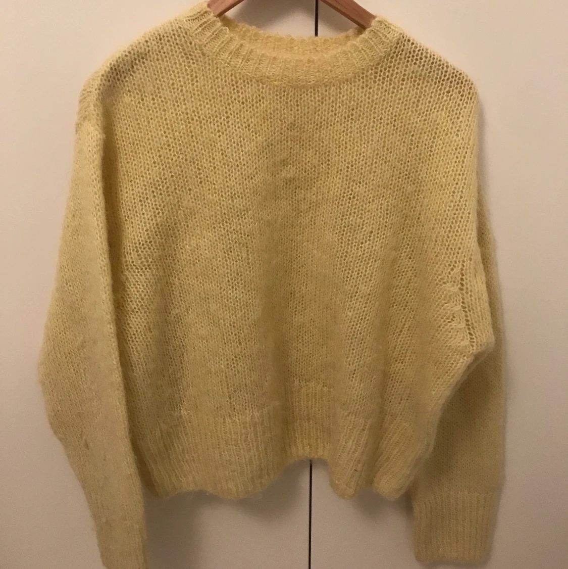Jättemysig gul stickad tröja  - 90