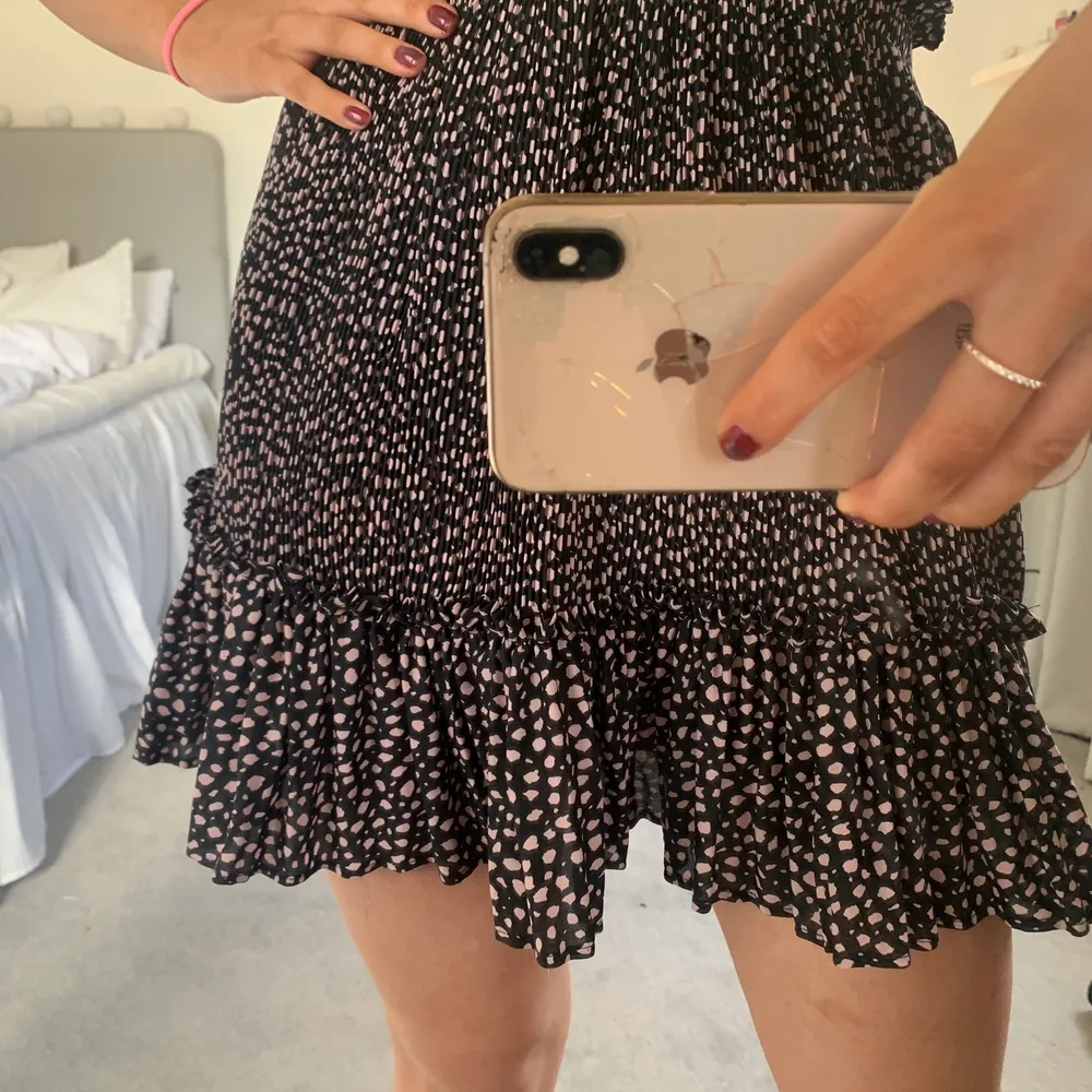 Supersöt svart kjol med rosa detaljer på! Perfekt nu inför sommaren 💓💓 Köpt i en butik i london!. Kjolar.