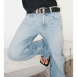 Mid rise straight jeans Zara - Mid rise, straight jeans i storlek 36 från Zara. Nyköpta och helt oanvända                                                        Nypris 359 kr. Skriv för fler bilder!! 