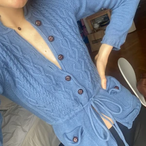 Boomerang kofta - Sparsamt använd kofta från boomerang. Så fin att knäppa eller bara knyta med snöret. Storlek M.