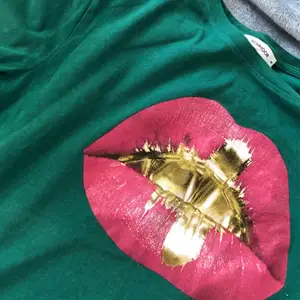 Cool t-shirt ifrån Sofie Schnoor i storlek M 💗 80kr plus frakt 66kr😋 hör av dig om du är intresserad 🤩