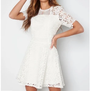 Student/ Avslutningsklänning - Helt ny klänning enbart testade 1 gång. Säljer för att jag valde en annan klänning. Klänningen ligger i påsen den kom i med alla prislappar kvar. Är 173 cm och den är lagom lång på mig. Ordinare pris: 699kr, pris kan diskuteras.