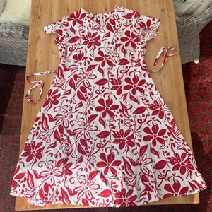 Blommig sommar klänning  - Sommarklänning i luftigt tyg med remmar att knyta i ryggen. Går till straks nedanför knät och har dragkedja i ryggen. Använd men i fint skick. 