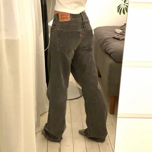 Vintage levis 529 - INTRESSEKOLL på dessa otroliga vintage levis 529 i en så fin grå färg! Midjemått 45, innerben 84cm, sitter snyggt oversize på mig som brukar ha 36 och är ca 168! Perfekta nu till sommaren! Skriv för frågor, mått eller fler bilder!💕💕💞 BUD PÅ: 820kr💕