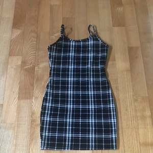 Klänning.  - Säljer denna svartvita klänningen. Säljer denna eftersom den inte har kommit till så mycket användning. Jag har använt denna klänning 1-2 gånger. 