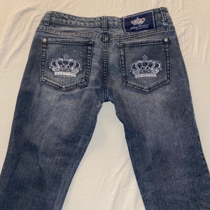 Victoria Beckham Rock & Republic jeans  - Lågmidjade Victoria Beckham jeans i använt skick. Jeansen har lite slitningar. Säljer pga liten storlek. 