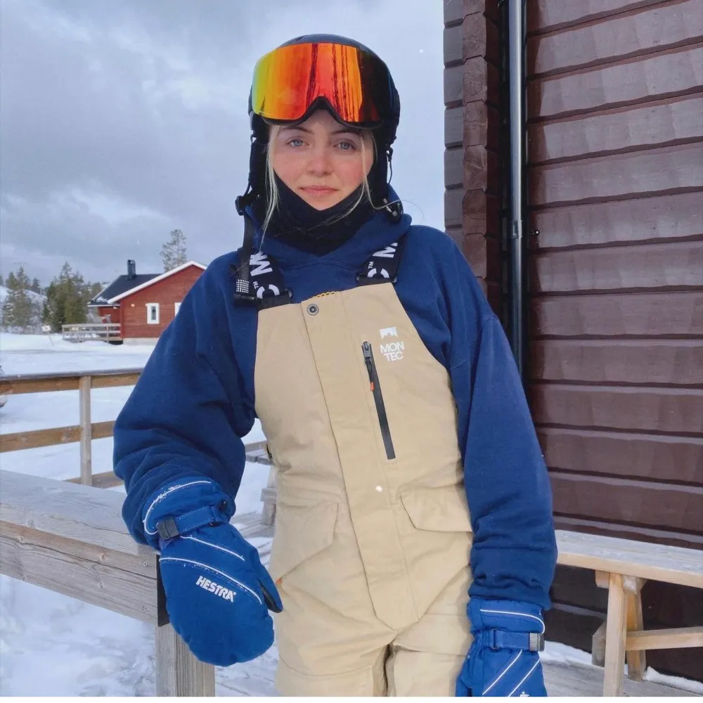 Beige skidbyxor från Montec med bibs/hängslen. Snygga, bekväma och praktiska. Använda fåtal gånger, i bra skick. Storlek M. Jeans & Byxor.