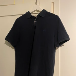 Burberry pike  - Mörk blå burberry piké köpt på resell sidan Toohotlimited vilket bekräftar dess auctesitet. Aldrig buren av mig så den är för stor.  Storlek M. Kan fraktas om köparen står för frakt.