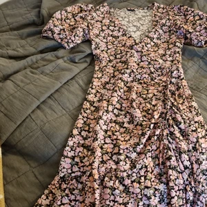 Klänning gina tricot xs - Säljer en jätte fin klänning från gina tricot! Passar perfect nu till sommarn! Storlek xs. Aldrig andvänd! Skriv privat om ni har några frågor!❤️