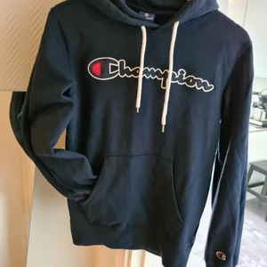 Champion hoddie - Mörkblå hoddie från champion, använd fåtal gånger