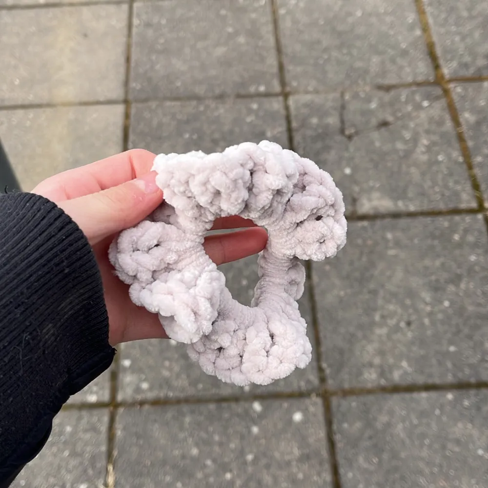 En virkad Scrunchie som då jag gjort det är i en jätte fin vit / beige färg och passar till alla outfits!. Accessoarer.