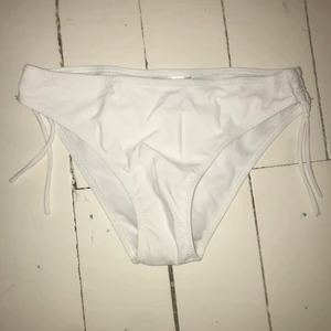 oanvända bikinitrosor - helt oanvända! med protection lapp kvar!! strlk xs. säljer för de var felmärkta som strlk 42, så de passar inte mig. köpta i italien. säljer billigt för vill bli av med den