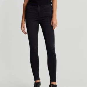 Skinny jeans - Molly highwaist skinny jeans från Gina. Bra kvalitet och verkligen bekväma. Storlek M. Använda men i bra skick. Ordinarie pris för ett par är 300kr men säljer ett par för 150kr men både för 250kr plus frakt❤️☺️