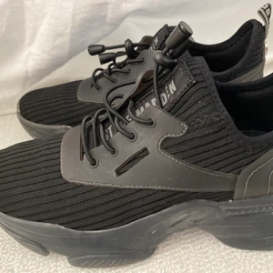 Steve madden - Super fina och sköna Steve madden skor som tyvärr är för små för mig, skorna är i storlek 36 på och använt ett fåtal gånger, orginal priset ligger på 1099kr !