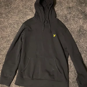 Lyle scott hoodie - Använd endast en gång. Storlek M. Köpt för 900 säljer för 450. Kan mötas/fraktas