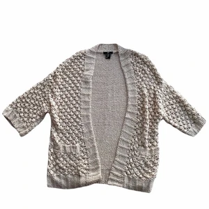 STICKAD KOFTA  - Stickad beige kofta inhandlad Second Hand. Underbar passform & i gott skick! 