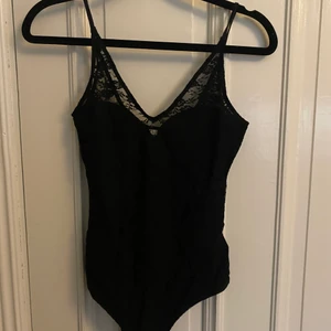 Svart spetsbody - Säljer min svarta spetsbody pga oanvändning! Ej genomskinlig utan täcker till bysten innan det går över helt till spets! Köparen står för frakt, priset kan diskuteras 💌💌❣️
