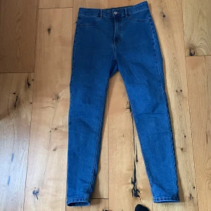 Jeans från okänt märke i storlek 38 - Ett par mörkblå jeans där lappen är borta och därför är märket oklart. Skulle gissa Gina tricot. Jeansen är i storlek 38 och passar i den storleken. De är även väldigt stretchiga.