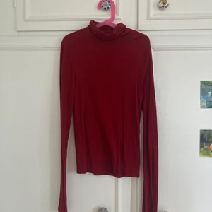 Röd polotröja  - Röd polotröja. 60 kr + eventuell frakt