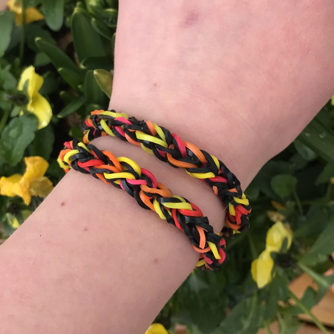 Svart, röd, orange och gult armband!<3 - 91