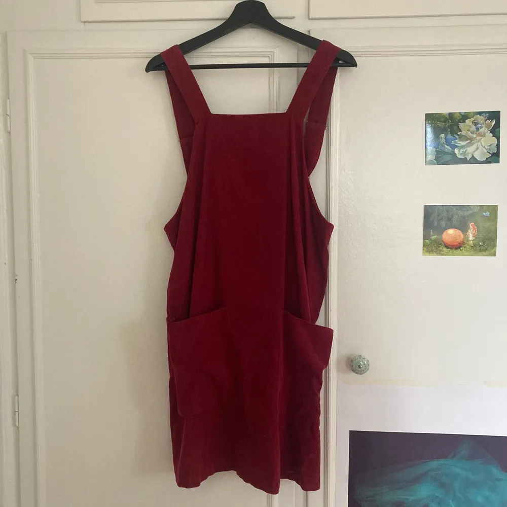 Fin röd hängselklänning med manchestertyg, passar mig som är S/M. 100 kr + eventuell frakt. Klänningar.