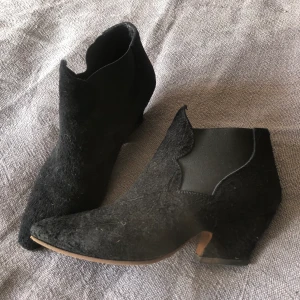 Acne stövlar  - Fina stövlar från acne studios dom är vintage men i väldigt fint skick 