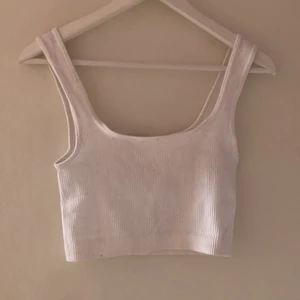 Vitt linne  - Vitt croppad linne från zara i storlek xs. Använd ett par gånger.