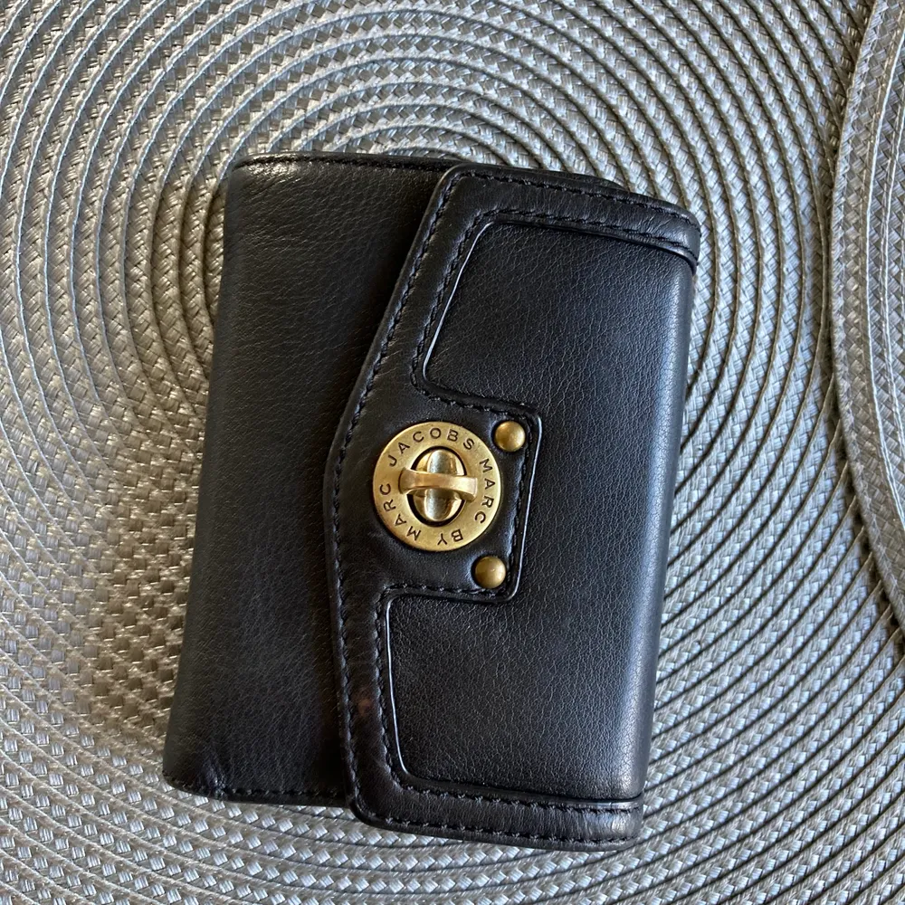 Mellanstor svart läder plånbok med flera fack för både kort, sedlar samt mynt. Använd dryga året bara och då väldigt sporadiskt så är i fint skick både inuti och runt om! . Väskor.