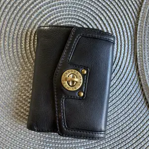 Mellanstor svart läder plånbok med flera fack för både kort, sedlar samt mynt. Använd dryga året bara och då väldigt sporadiskt så är i fint skick både inuti och runt om! 