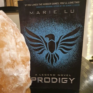 Prodigy av Marie Lu  - Andra boken i Legend triologin av Marie Lu. (Boken är på Engelska). Orginalpris: 139 kr. Boken har en broken spine (se på sista bilden) men är annars i fint skick. Boken är gammal så sidorna är därför lite gula. 
