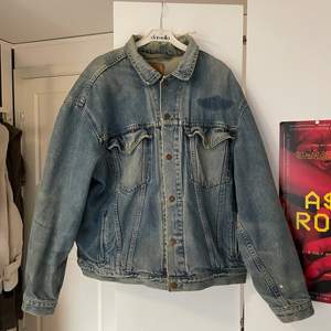 Säljer dena Vintage Levis Jeans Jackan från 80 talet, jackan är i storlek Large och har en boxig Fit 