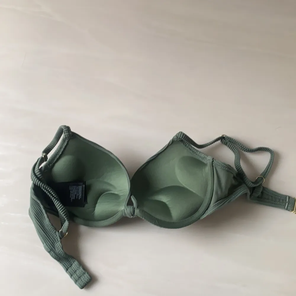 Bikini väldigt sexiga med puch up BH som lyfter mkt  75 C för BH bra skick har köpt i september förra året använt en gång bara . Klänningar.