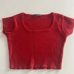brandy melville röd t-shirt! super skön och stretchig! står one size 