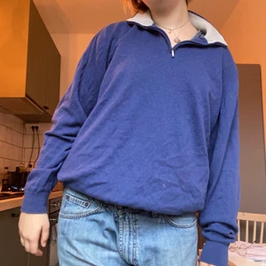 Mysig tröja - Blå tröja med zip längst upp i ett mjukt material. Lite oversized och väldigt tunn! Superskön.