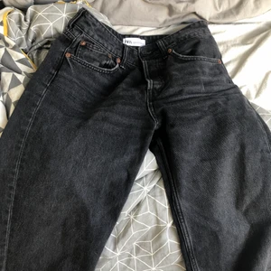 Zara mid-Rise byxor! - Säljer mina mörk gråa mid Rise zara byxor! 220+ frakt 📦 skriv för mer bilder! Inga defekter, som nya. priset kan diskuteras :) Dem är väldigt långa på mig. Storlek 34/XS 