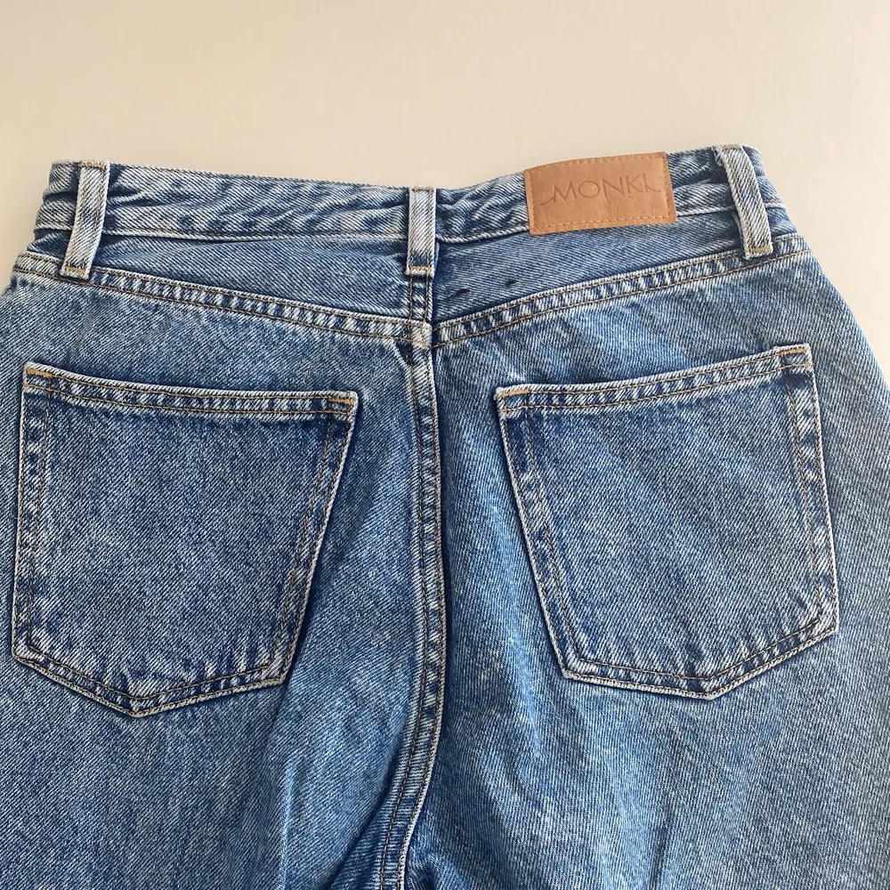 Säljer dessa trendiga jeans från monki (model taki) köpt för ett tag sen så passar tyvärr inte mig längre . Jeans & Byxor.