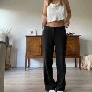 Lågmidjade kostymbyxor - Säljer mina svinsnygga lågmidjade kostymbyxor som aldrig kommit till användning. Tänker att ni får buda på dessa, startpris är 200kr❗️❤️ (jag är runt 165) BUDET LIGGER PÅ 300kr just nu!!