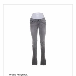 True religion jeans - Säljer dessa jättefina och trendiga true religion jeans som jag köpte på spellpy. Säljer då de var för stora för mig. Skriv för fler bilder.