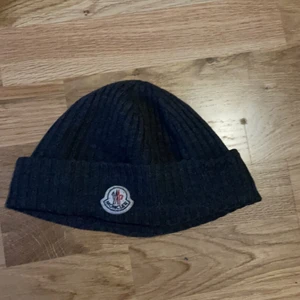 Moncler mössa  - Moncler mössa grå