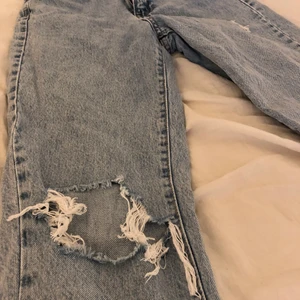 Blåa jeans i storlek 32 från Ginatricot  - Bra skick, ej använda så mycket 